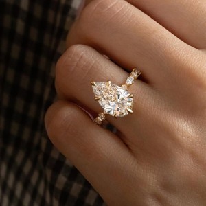 แหวนเพชรทรงลูกแพร์ VVS Diam Elegant Pear Cut เพชรเลี้ยงในห้องปฏิบัติการ สี E เงินแท้ 925 ตัวเรือนแบบหนามเตย สำหรับงานหมั้นและงานแต่งงาน ประดับเพชรทรงกลม/ทรงมาร์คีส์ด้านข้าง - Product Image 5