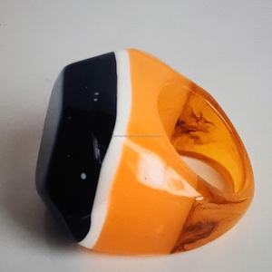 Anillo de resina de moda colorido hermoso pulido hecho a mano de la mejor calidad personalizado al por mayor para mujer hecho a mano en la India - Product Image 1