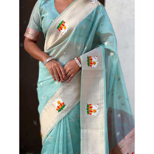 Sari de Tul Azul Cielo con Estampado Floral Bohemio Teñido con Hilo de Seda Paithani para Bodas de Elite Weaves 450g - Product Image 2