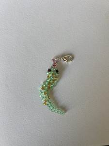 Porte-clés brodé à la main coloré avec motifs floraux artistiques et de magnifiques perles - Product Image 1