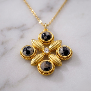 จี้ห้อยคอผู้หญิง El Joyero Vintage ชุบทอง 18K ประดับพลอยแจสเปอร์ลายดัลเมเชียน ดีไซน์รูปใบโคลเวอร์ สไตล์โบฮีเมียน ของขวัญสุดพิเศษ - Product Image 1