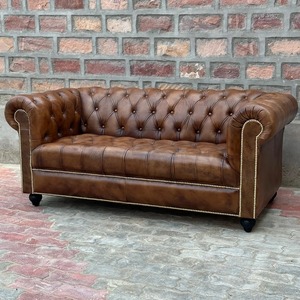 Sofá Chesterfield de Cuero Marrón Vintage con Tapicería Acolchada Profunda, Brazos Enrollados, Adornos con Tachuelas y Muebles Clásicos para Sala de Estar - Product Image 2