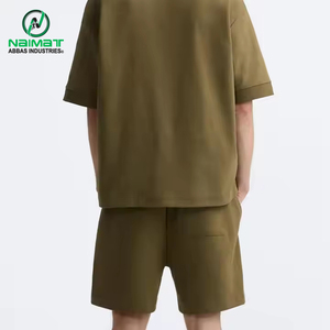 เสื้อยืดสีเขียวมะกอกแบบเรียบง่ายสำหรับผู้ชาย พร้อมกางเกงขาสั้นเข้าชุด สวมใส่สบาย ทรงโอเวอร์ไซส์ ผลิตโดยผู้ผลิตเสื้อยืดลำลองสำหรับผู้ชาย พร้อมดีไซน์ - Product Image 6