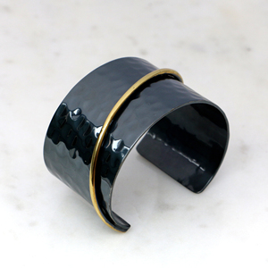 Brazalete de Latón Martillado Hecho a Mano - Brazalete Ancho Bicolor Negro Gunmetal y Dorado - Joyería Boho de Metales Mixtos para Regalo - Product Image 2
