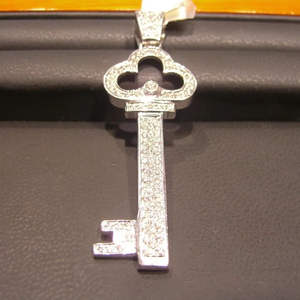 Collar con colgante de llave de lujo con diamantes de moissanita y cristales, estilo hip hop, regalo de joyería de moda para mujeres y hombres - Product Image 1