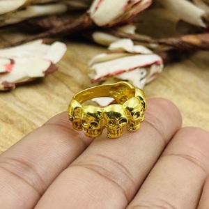 แหวนหัวกะโหลกสไตล์โกธิคสุดฮิต แหวนทองเหลืองพังก์สำหรับผู้ชาย ชุบทอง 18K ดีไซน์หัวกะโหลกหลายหัว สไตล์โกธิค สำหรับขายส่ง/OEM/ODM - Product Image 2