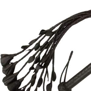Flogger en cuir de vachette avec poignée décorative et franges à impact moyen - Product Image 2