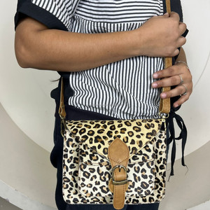 Design personnalisé OEM en gros Design minimaliste de haute qualité élégant imprimé animal en cuir véritable sac à bandoulière pour les femmes - Product Image 4