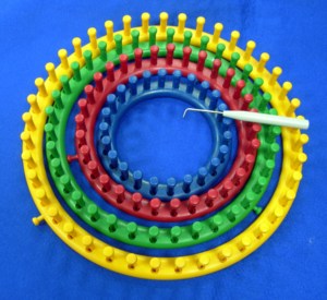 HC0162 Spool Loom w/chrochert and <b>plastic</b> needle| Blue <b>Plastic</b> Spool Loom with Crochet <b>Hook</b> and Needle Portable Crochet Kit - Product Image 4
