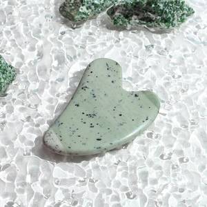 Planche de massage Gua Sha en résine et cire d'abeille faite à la main, forme ronde, pour le visage et le cou, durable - Product Image 3