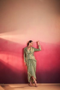 ชุดเสื้อผ้าสำหรับงานปาร์ตี้ ดีไซน์เก๋ไก๋ทันสมัย ประกอบด้วยเสื้อท่อนบนเย็บต่อชั้นๆ และกางเกงทรงสวยเก๋  ชุดผ้าไหมทัสซาร์สุดหรูสำหรับผู้หญิง ลวดลายโบโฮ แซนสคริต - Product Image 3