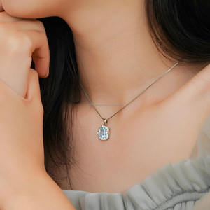 Pendentif en diamant bleu émeraude taillé en forme de losange en or blanc avec pierres d'appoint en halo, collier de style vintage pour femme, cadeau d'anniversaire pour elle - Product Image 3