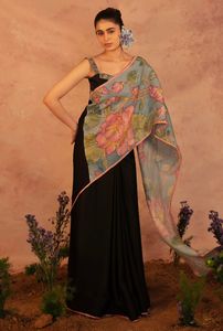 NOIIR PIGEON Saree noir en satin pour femme, imprimé Kalamkari, broderie à la main de perles et de sequins, séchage rapide, sans plis - Product Image 4