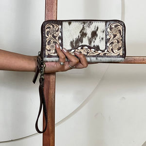 Cartera de Cuero Genuino Vintage Hecha a Mano, Bolso de Mano Marrón de Piel de Vaca con Grabado Floral Estilo Western, Cartera de Muñeca Hecha a Mano para Mujer - Product Image 3