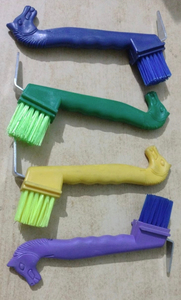 ที่ขูดกีบม้า ที่ขูดกีบแพะ ที่ขูดกีบวัว พร้อมแปรงปัดขนสัตว์เลี้ยง - Product Image 3