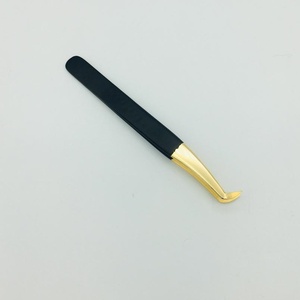 Pince à cils RMI en acier inoxydable avec pointe en plasma doré, revêtement noir, 10 mm, poignée lisse, pointe volume à 45 degrés - Product Image 3