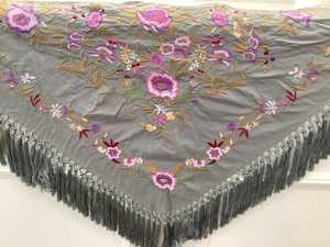 Tapisserie murale brodée à la main en soie avec pompons, broderie florale grise pour la décoration de la maison - Product Image 1