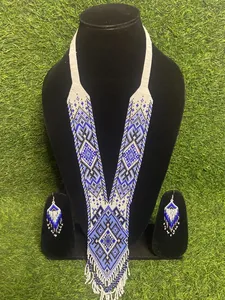 Conjunto de collar de cuentas de semillas azules y blancas hecho a mano, diseño elegante y moderno, joyería bohemia con flecos para bodas, fiestas, aniversarios. - Product Image 3