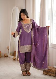 Ensemble de costume festif trois pièces pour femme : Kurta en Georgette à sequins, pantalon Salwar élastique et Dupatta richement brodé, prêt-à-porter - Product Image 2