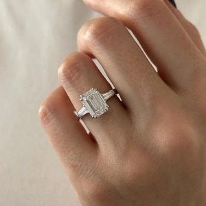 Anillo de compromiso y boda de oro blanco de 18 quilates con diamante de laboratorio de 4 quilates de corte esmeralda y tres piedras baguette cónicas, color E - Product Image 2