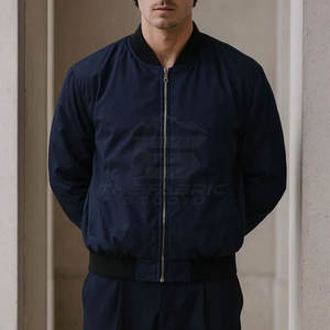 Chaqueta Sukajan de estilo moderno para hombre con patrón bordado detallado, tela satinada ligera, estilo urbano. - Product Image 5