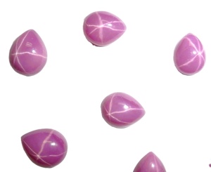 Rubis Étoilé Rose Poire 8x10 mm 4 Carats, Cabochon Poli Opacifié Créé en Laboratoire avec Effet Étoile à 6 Branches pour la Fabrication de Bijoux - Product Image 1