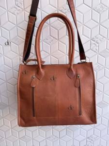 Bolso tote de cuero con grabado artesanal de diseño único, de piel de vaca, estilo gitano bohemio vintage, hecho a mano, bandolera. - Product Image 3