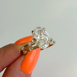 Ensemble de bague de fiançailles minimaliste avec diamant ovale de 3 carats cultivé en laboratoire et alliance assortie - Product Image 2