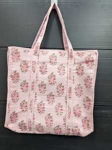 Grand sac fourre-tout en coton matelassé style bohème avec fermeture éclair et détail chaîne pour femme, imprimé floral lavable, idéal pour les voyages et le shopping - Product Image 3
