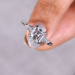 Vana Bijoux 1.50 CT Carré Asscher Cut Lab Grown Diamond Bague de fiançailles Platine Anniversaire Trilogie Côté Pierres IGI Certifié - Product Image 1