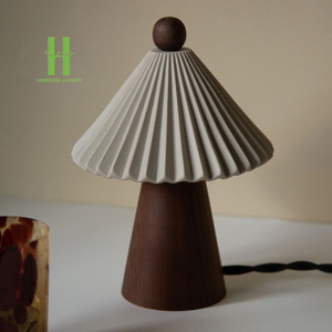 Nouvelle lampe de table, décoration d'intérieur, base en bois, design OEM, emballage personnalisé, chambre à coucher méditerranéenne, fabriqué au Vietnam. - Product Image 2