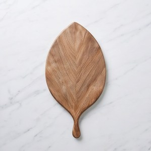 Planche à découper en bois brun naturel de forme feuille, design contemporain, avec poignée - Product Image 5