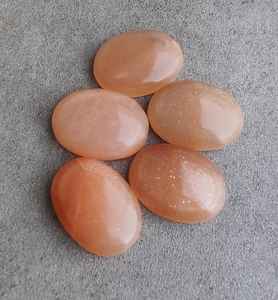 พลอยมูนสโตนสีพีชธรรมชาติทรงรีแบบคาโบชอง สำหรับทำเครื่องประดับ งานฝีมือ และของสะสม - Product Image 5