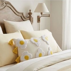 Housse de coussin carrée en coton brodé floral, style bohème avec pompons jaunes, lavable, pour vente en gros - Product Image 4
