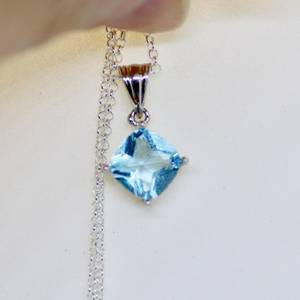 Pendentif Topaze Bleu Ciel Fait Main en Argent Sterling, Pierre de Naissance de Décembre, Bijou avec Chaîne de 18 Pouces, Cadeau - Product Image 1
