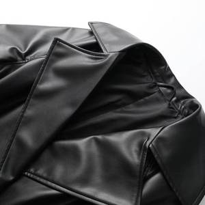 Abrigo largo de cuero sintético para mujer, estilo gabardina, doble botonadura, con cinturón y cuello de solapa, color negro. - Product Image 5