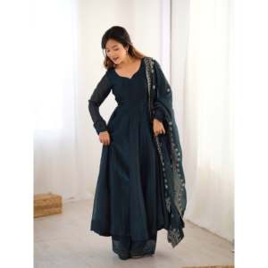 Robe de soirée de créateur, tenue de soirée, avec dupatta brodé et travail de sequins - Product Image 4