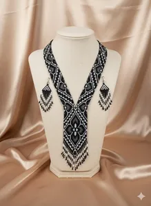 Collier et boucles d'oreilles tendance en perles de rocaille noires faites à la main : style bohème américain, idéal pour les anniversaires de mariage, à offrir - Product Image 1