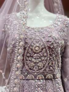 Elégant filet d'ombre légère Lehenga avec broderie Big Flair Fancy Bits et pierres Jarkan pour les célébrations de mariage et de fête - Product Image 3