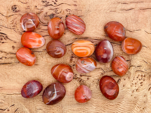 Pierre précieuse cornaline rouge de qualité supérieure 20-30mm, pierres roulées sculptées Feng Shui Reiki, provenant d'Aashim Agate, Gujarat - Product Image 4