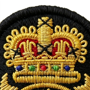 Parche Bordado Personalizado con Escudo de León y Coronas, con Hilo de Oro Premium, para Coser en Uniformes, Blazers y Prendas - Product Image 3
