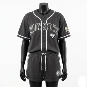 Conjunto de camiseta y pantalones cortos de béisbol para mujer, premium, 220 GSM, algodón y poliéster, gris con ribete blanco, logotipo bordado personalizado. - Product Image 1