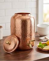 Distributeur d'eau en cuivre avec motif martelé et robinet en acier pour les intérieurs traditionnels et modernes