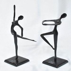 Sculpture artistique en aluminium moulé développée pour sublimer la décoration intérieure avec une forme intemporelle et une élégance métallique - Product Image 6