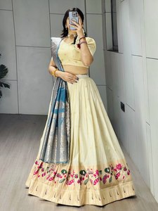 Ensemble de lehenga Paithani haut de gamme avec bordure florale en zari et dupatta en satin de créateur – Idéal pour les mariages et les fêtes - Product Image 3