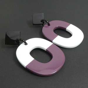 Boucles d'oreilles pendantes Jhumka en résine époxy de designer avec fleurs séchées véritables, en métal plaqué argent, motif floral, bijoux chrétiens tendance pour femmes - Product Image 1
