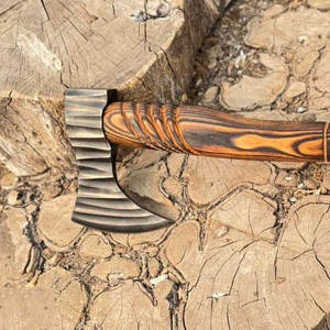 ขวานไวกิ้งเกรดอุตสาหกรรมสไตล์นอร์ดิก พร้อมหัวขวานลายสลัก ด้ามจับหุ้มหนัง และด้ามไม้แบบเรียบง่าย - Product Image 4