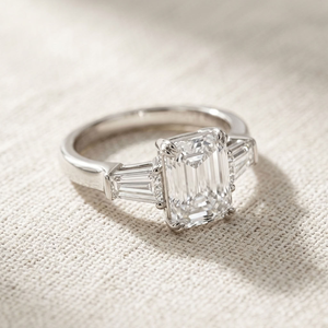Anillo de Compromiso con Diamante Cultivado en Laboratorio, Corte Esmeralda, Tres Piedras, Acento de Baguette Cónico, Oro Amarillo de 14K, Certificado IGI, para Boda o Fiesta - Product Image 3