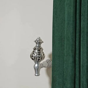 Gancho para cortinas de tamaño pequeño que también se puede usar como organizador de ropa y joyas, y como accesorio decorativo funcional de la India. - Product Image 1