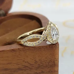 Elegante Anillo de Oro Amarillo con Diamante Corte Pera y Piedras Laterales, Anillo de Compromiso Atemporal para Mujer con Brillo Radiante y Diseño de Lujo - Product Image 2